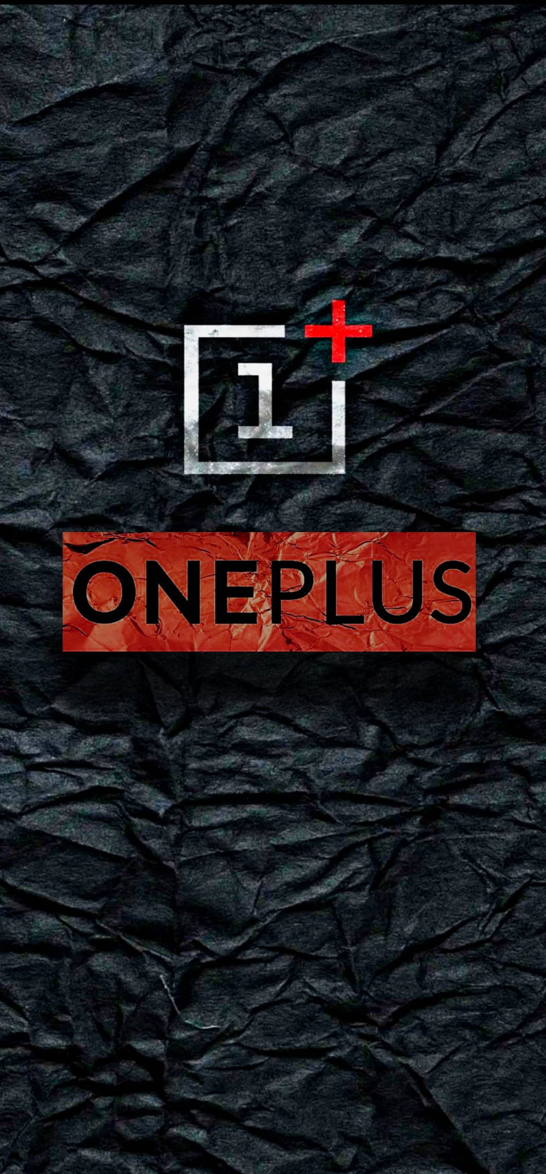 「釋放力量與精準——Never Settle OnePlus標誌」 壁紙 — OnePlus 標誌以銀色和紅色呈現，背景為帶紋理的黑色皺紋紙。