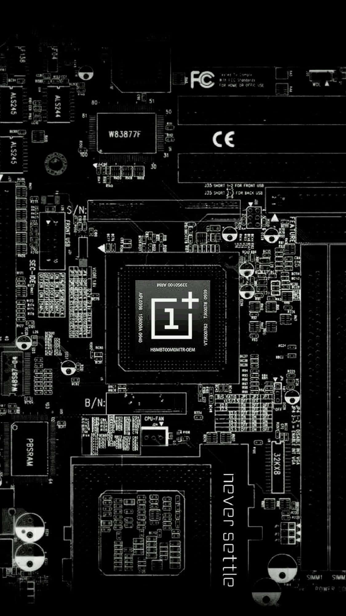 4K Processor 桌布 壁紙 — OnePlus 主機板的高對比黑白特寫，揭示複雜的電路和元件標籤。