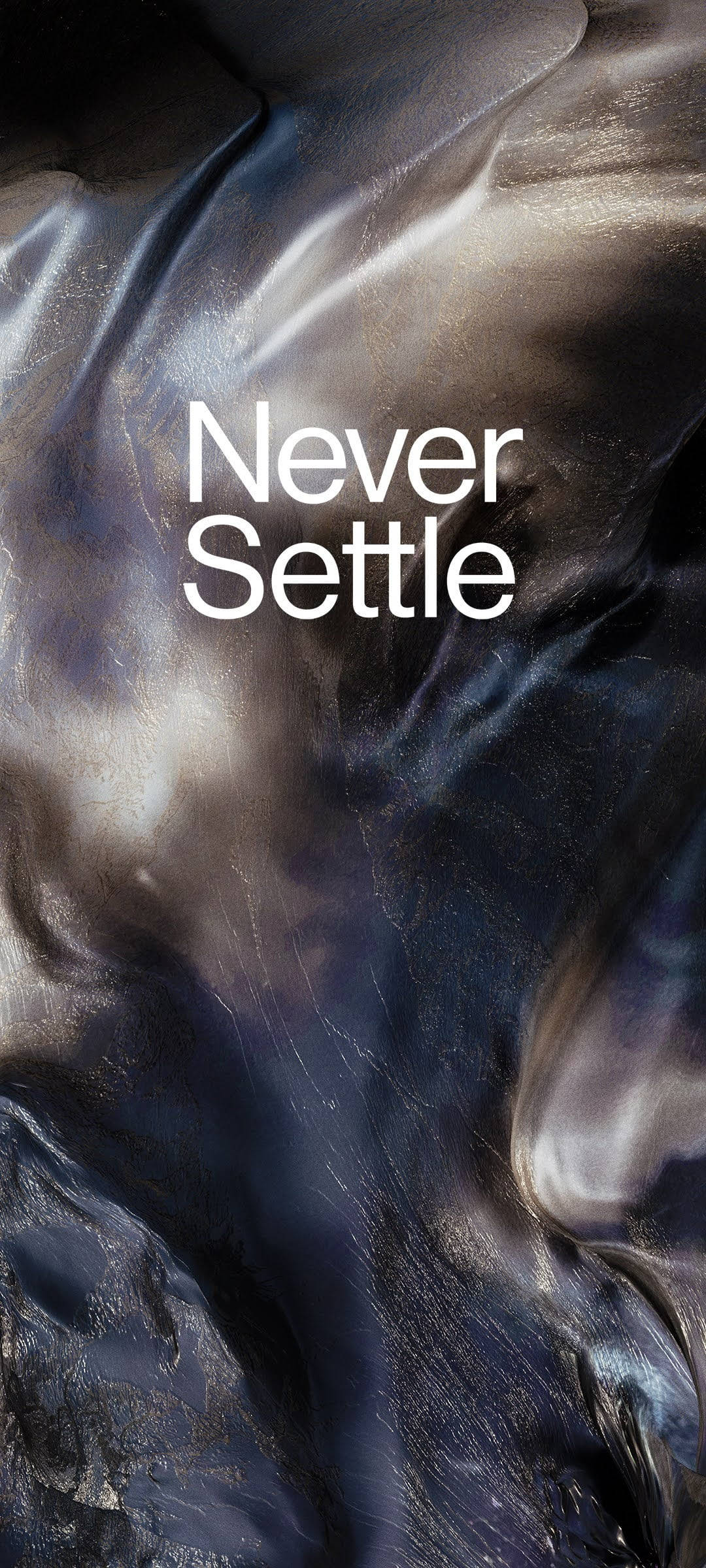 OnePlus Nord Never Settle大理石墜落 壁紙 — 一款動態抽象牆紙，帶有流動的金屬紋理和粗體白色文字「Never Settle」。