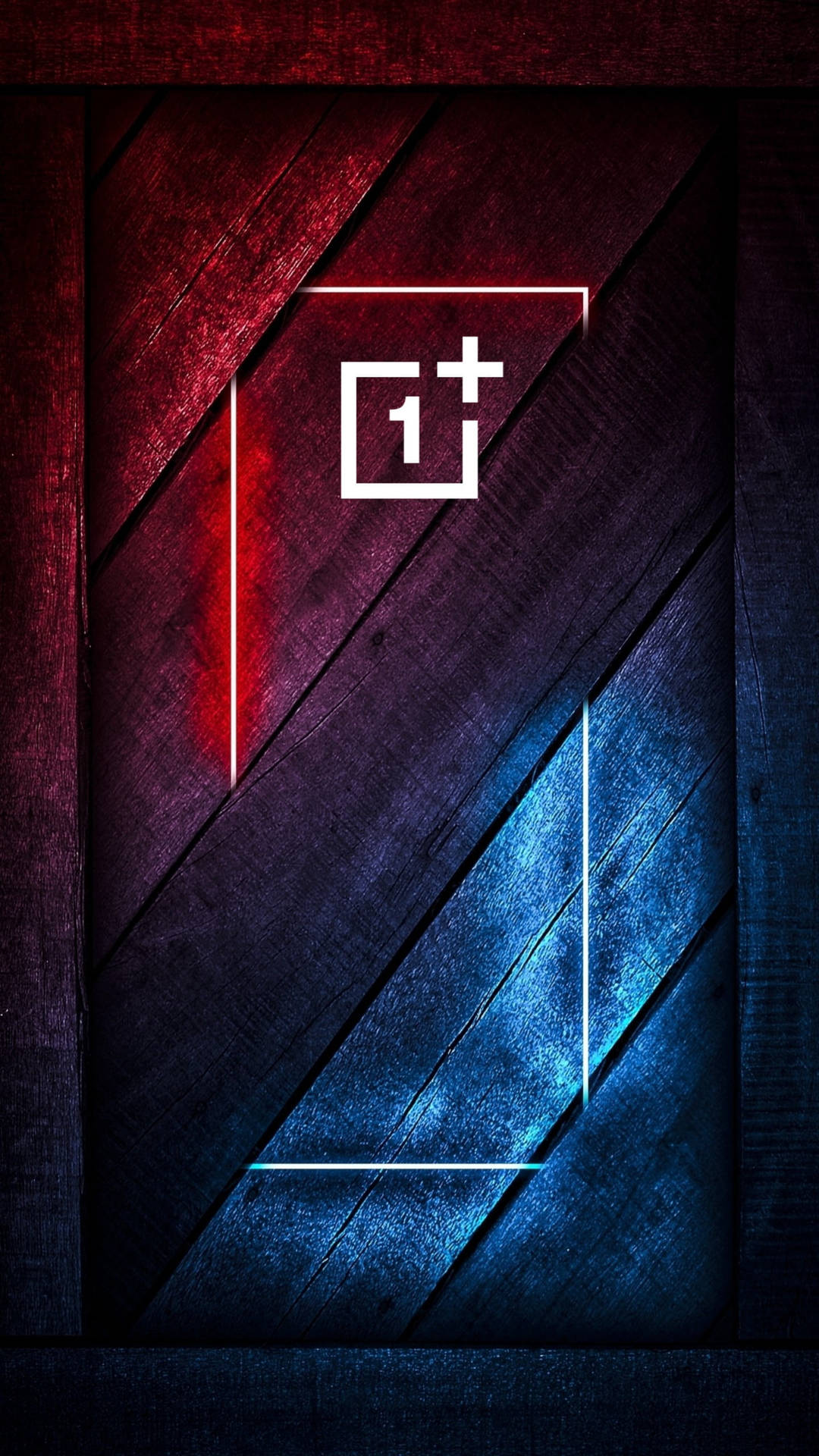 深色木材上的 OnePlus 標誌，帶有紅色和藍色霓虹燈光。 — 木紋 壁紙