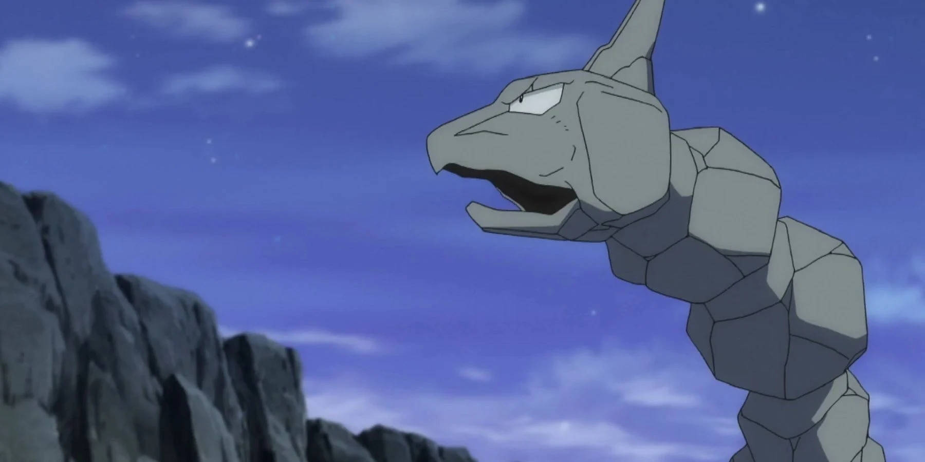 Onix 向上凝視 壁紙 — 一隻灰色石頭般的龍，有著鋸齒狀的頭部和張開的嘴巴，站在暮色天空下，天空中有散落的雲朵和遠處的岩石峭壁。