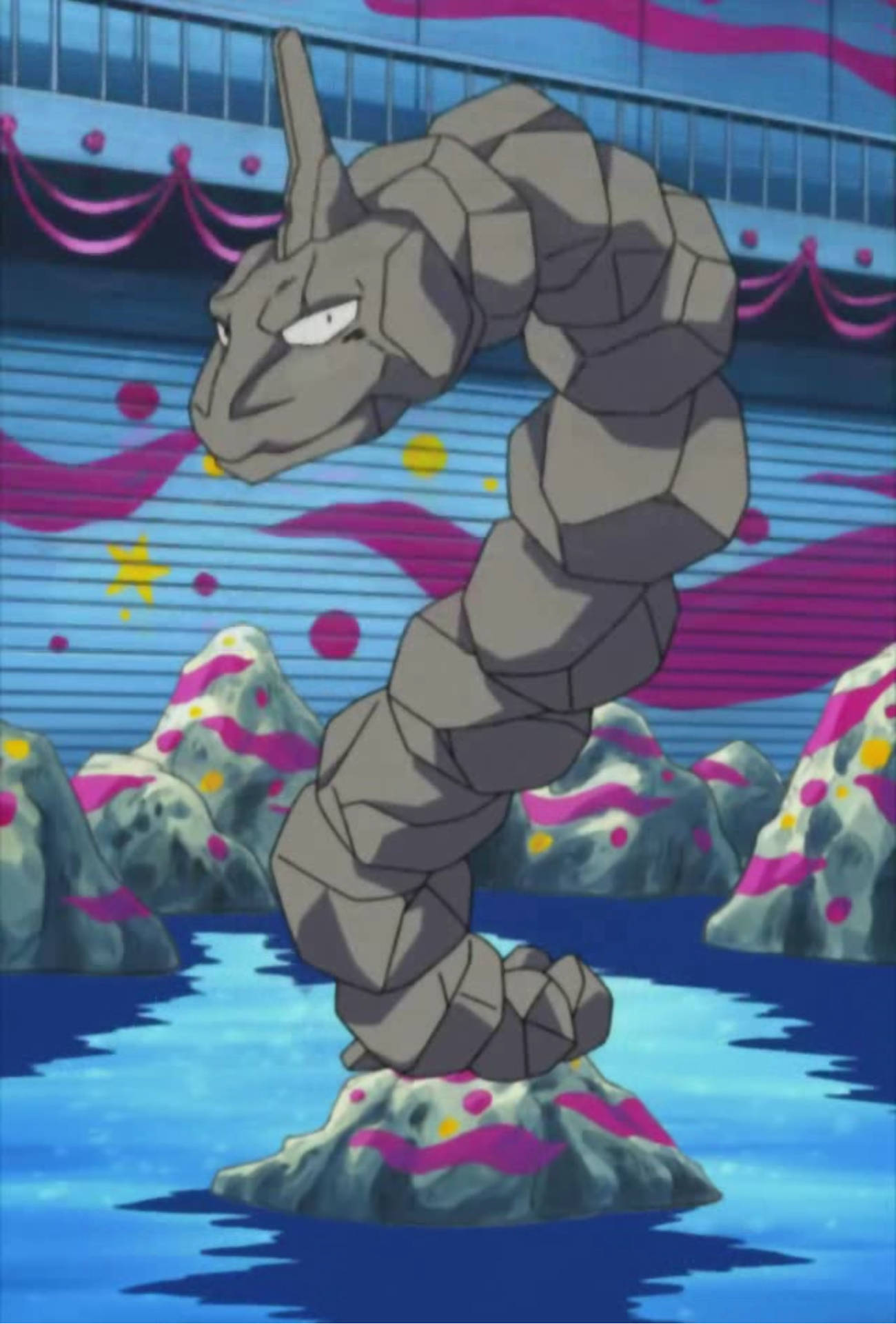 Onix 在派對上 壁紙 — 一隻石蛇寶可夢站在岩石上，背景是充滿活力的藍色水域和色彩繽紛的節日裝飾。