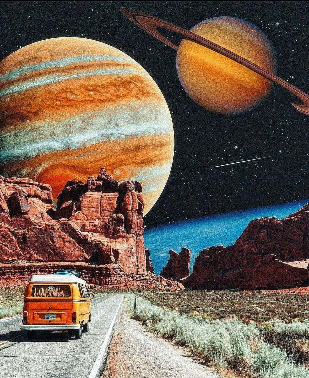  壁紙 — 一輛橙色貨車在沙漠公路上行駛，頭上是巨大的行星和星空。