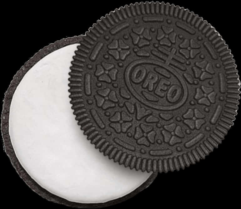 Oreo餅乾扭轉特寫 壁紙 — 經典 Oreo 曲奇餅被掰開，露出其奶油白色夾心，背景為純黑色。