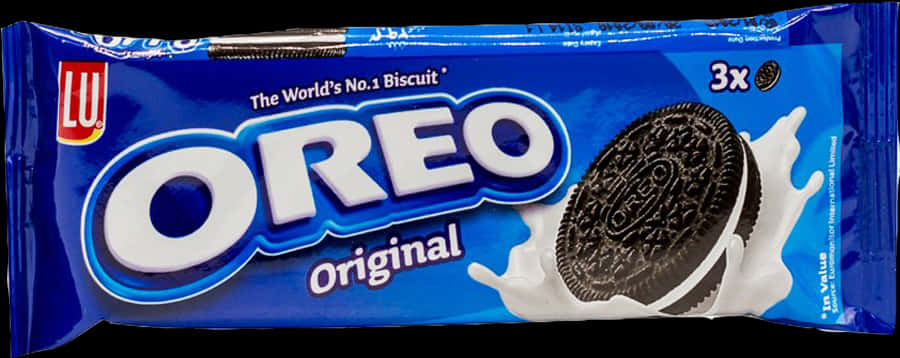 Oreo原味包裝 壁紙 — 一個充滿活力的藍色Oreo餅乾包裝，包含經典的朱古力餅乾配奶油夾心和牛奶飛濺圖案。