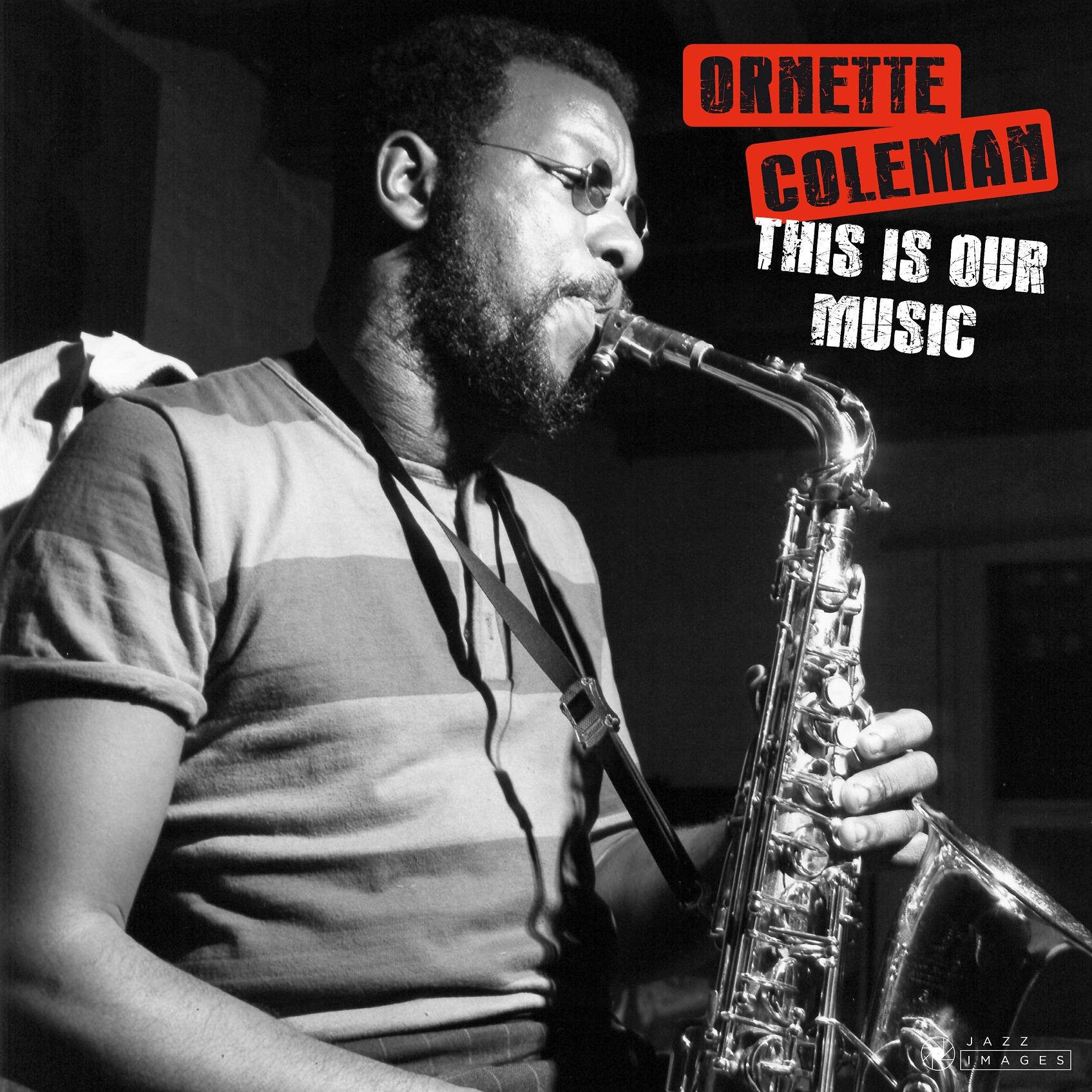 Ornette Coleman《This Is Our Music》專輯封面 壁紙 — 一張黑白肖像，爵士薩克斯風手奧內特·科爾曼在戲劇性燈光下投入地演奏他的樂器。