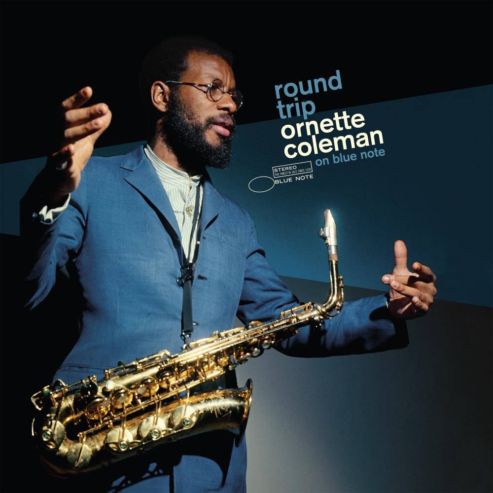 Ornette Coleman《Round Trip》精選輯封面 壁紙 — 一位身穿藍色西裝的爵士音樂家在戲劇性的錄音室燈光下熱情地演奏金色薩克斯風。