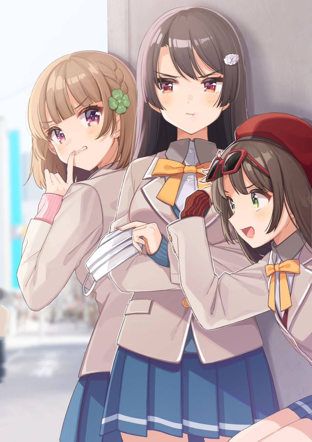 三個穿著校服嘅動漫女學生喺窗邊開心擺姿勢。