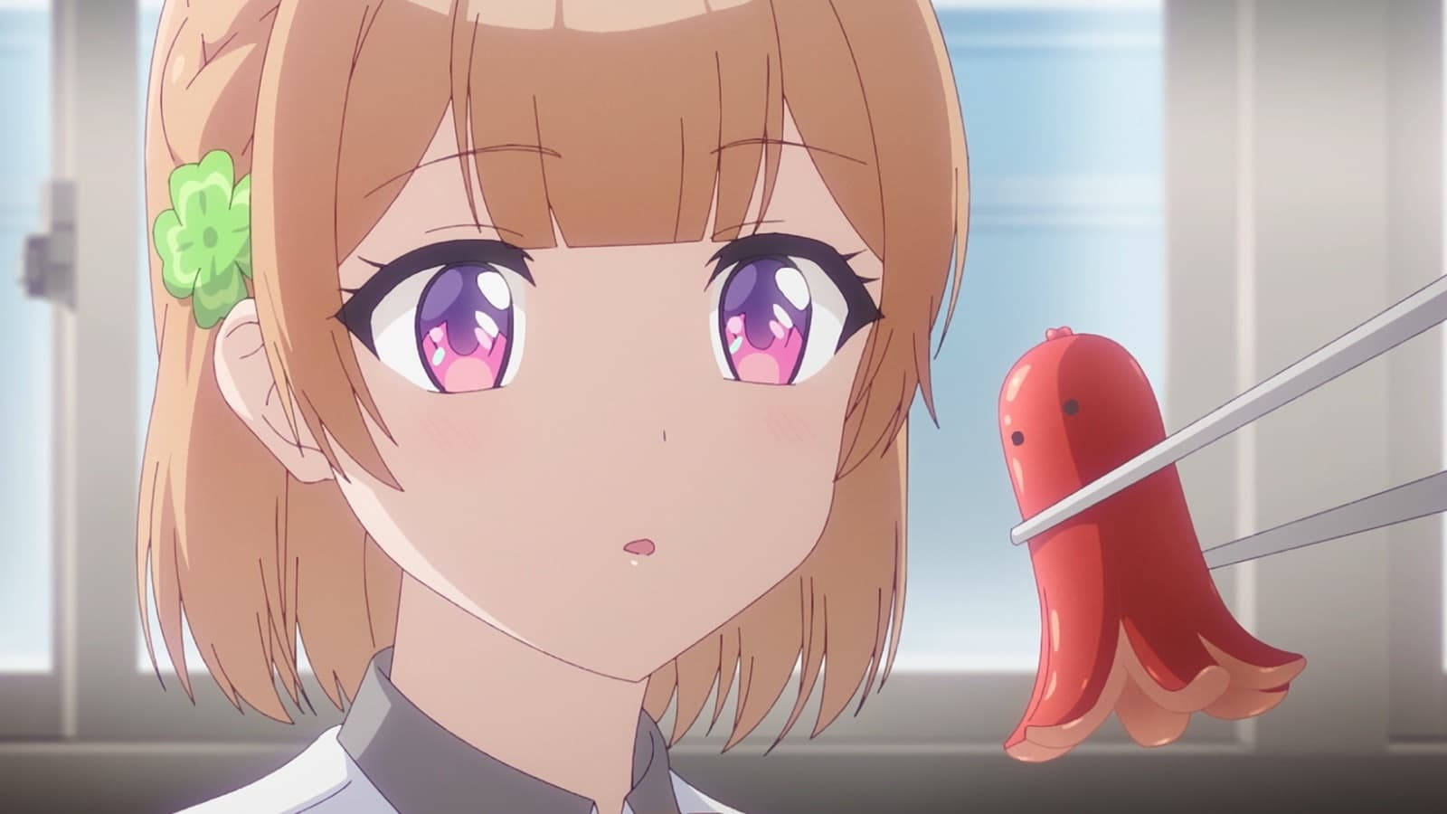紫眼的動漫女孩看著筷子上的香腸。