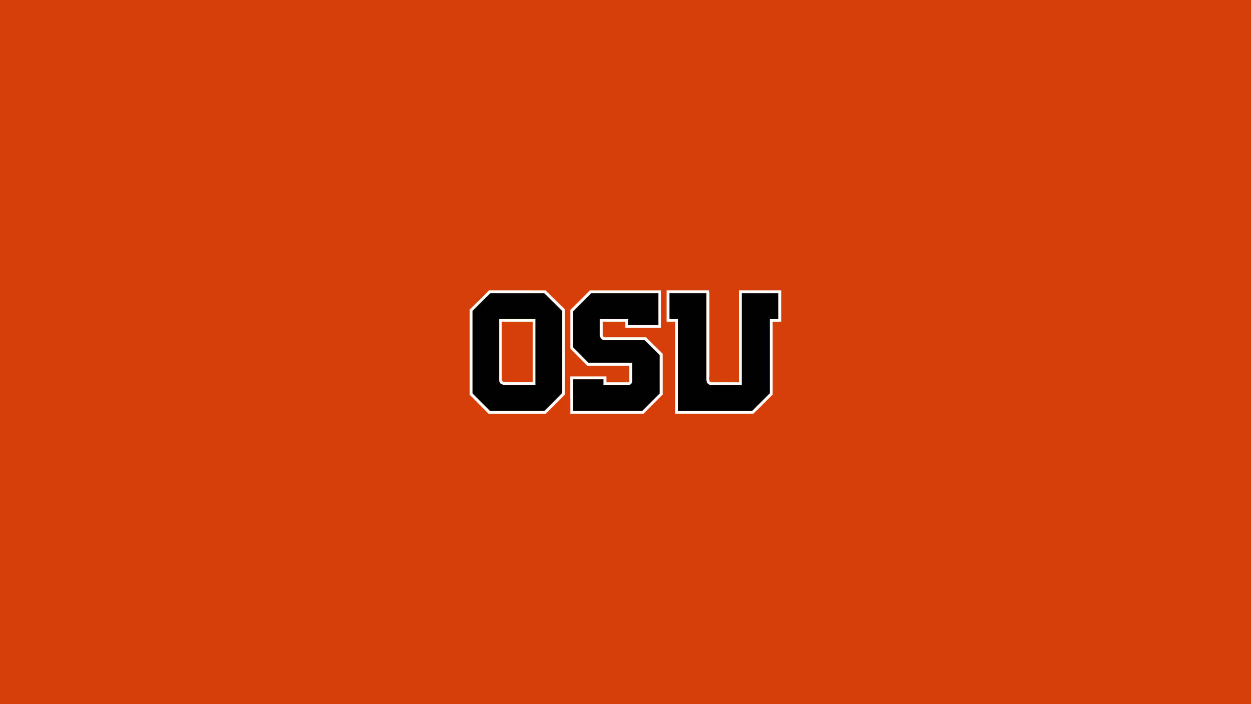 簡約OSU俄勒岡州立大學橙色版 壁紙 — 粗體黑色 OSU 字母居中於純焦橙色背景上。