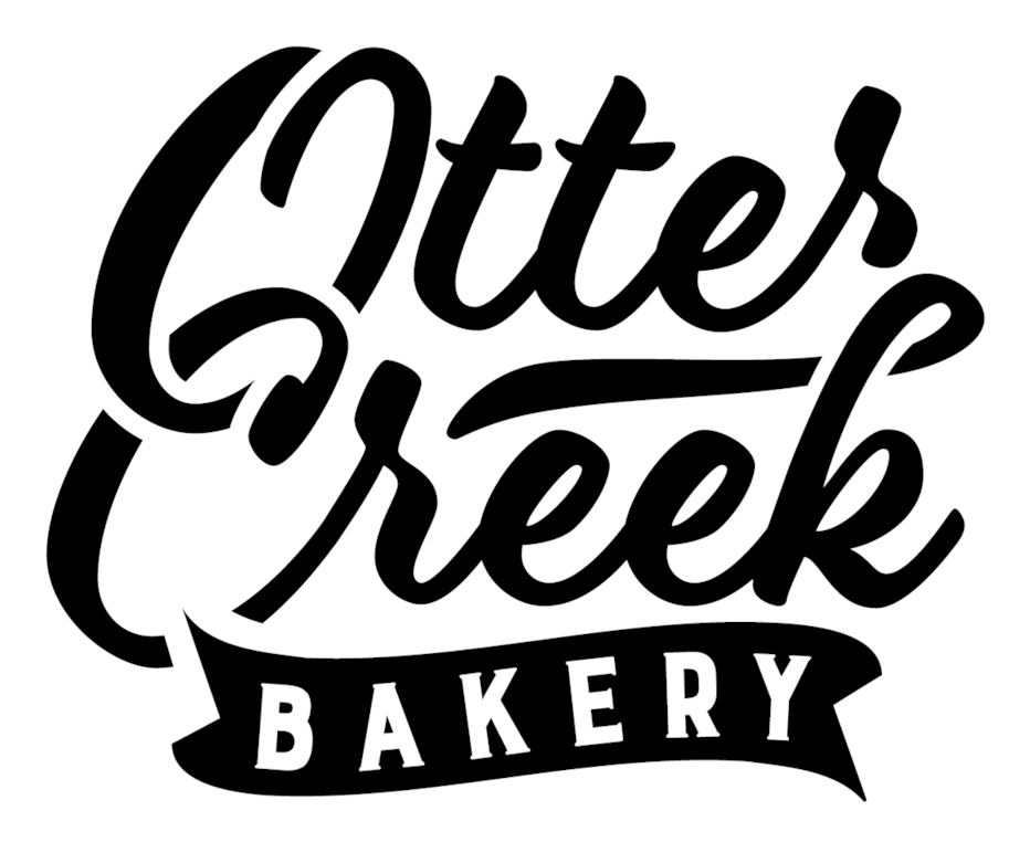 Otter Creek Bakery Logo 壁紙 — Otter Creek Bakery 大膽的黑白標誌，帶有流暢的字體和絲帶橫幅。
