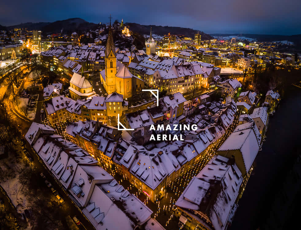 Baden Switzerland 桌布 壁紙 — 歐洲小鎮雪夜鳥瞰圖，閃爍的路燈和教堂尖塔。