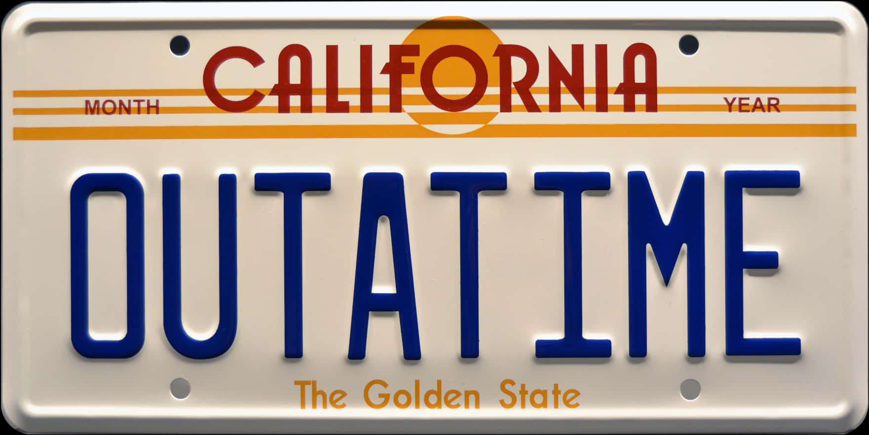 加州OUTATIME車牌 壁紙 — 一塊加州車牌，藍色字母寫著「OUTATIME」，下方有「The Golden State」。