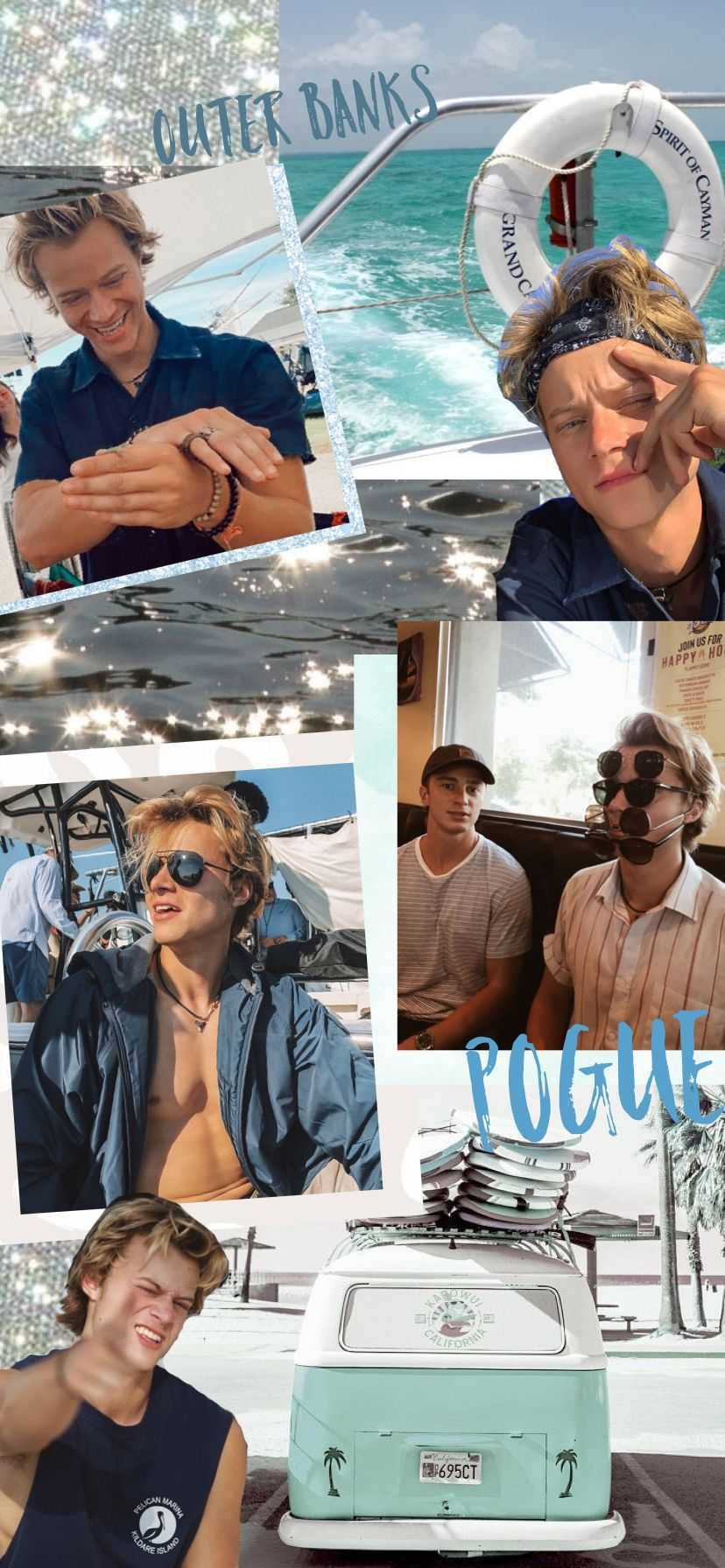 年輕男子在沙灘上微笑，背景有藍綠色VW麵包車和海洋。