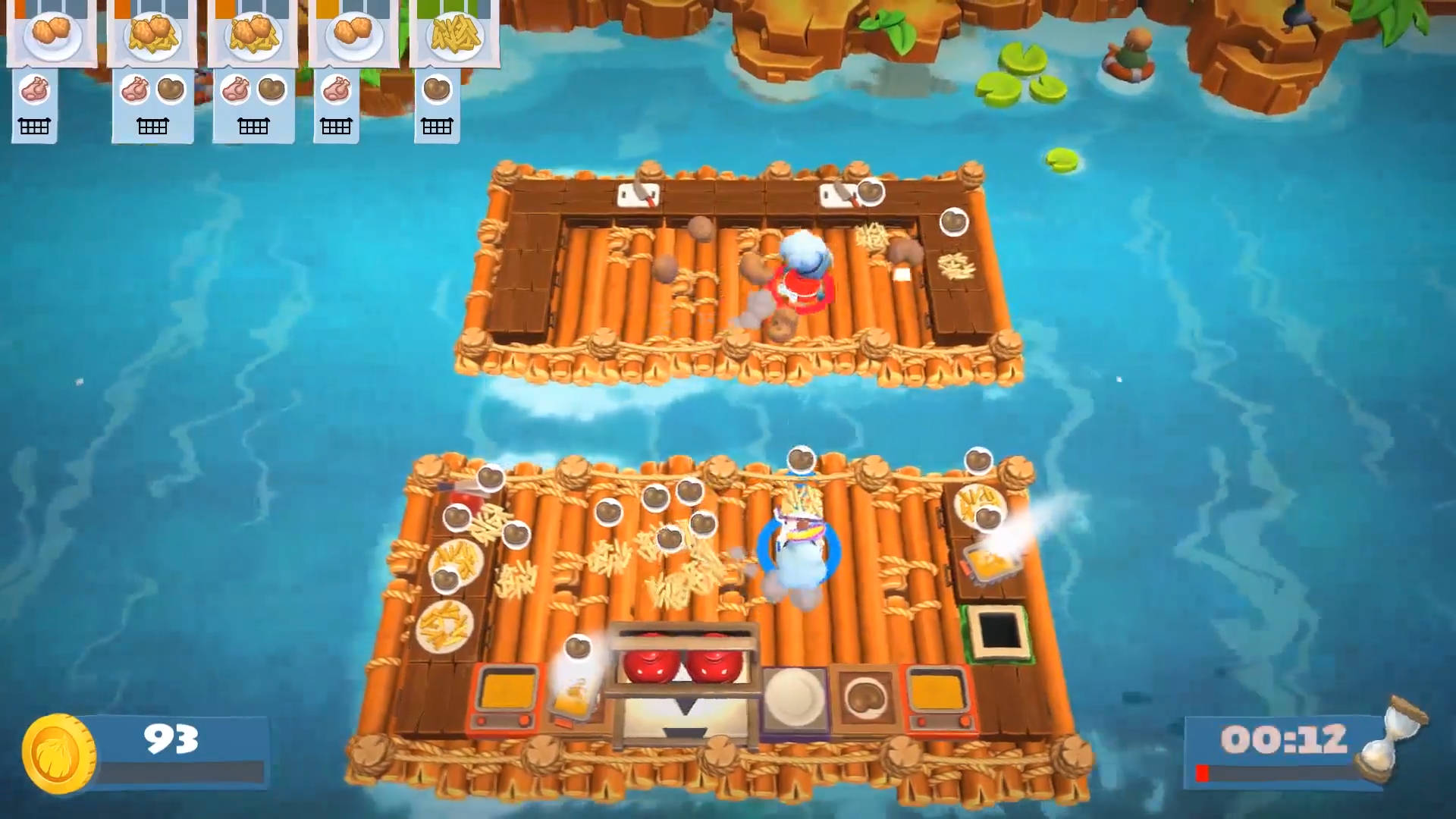 Overcooked竹筏關卡 壁紙 — 兩位卡通廚師在浮動竹平台上進行一場充滿食物和計時器的生動藍色水上遊戲對戰。