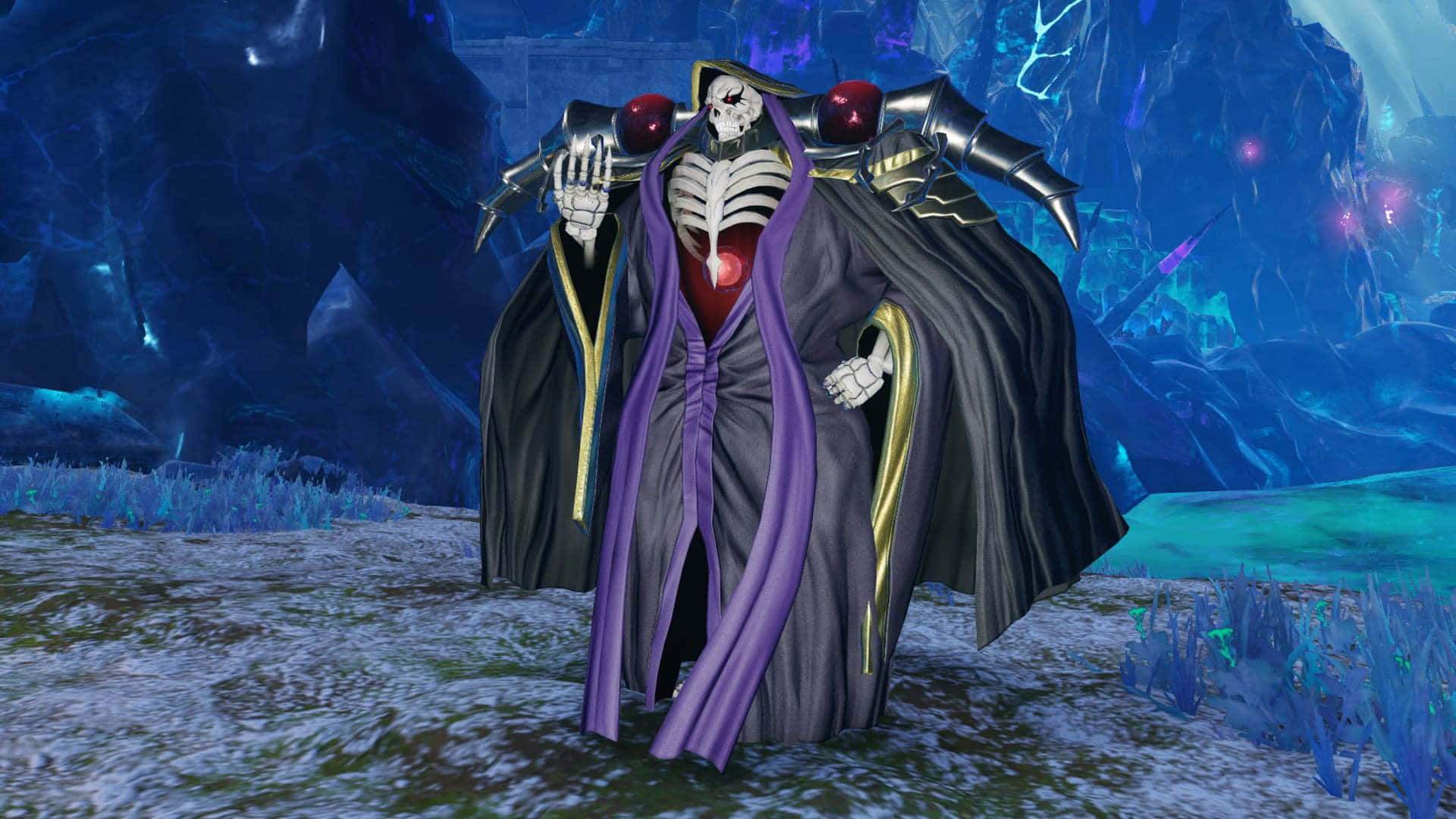 Overlord Ainz Ooal Gown 站立於藍色山丘圖像 壁紙 — 一個穿著紫色和黑色長袍的骷髏身影，在發光的藍色水晶洞穴中威嚇地站立。