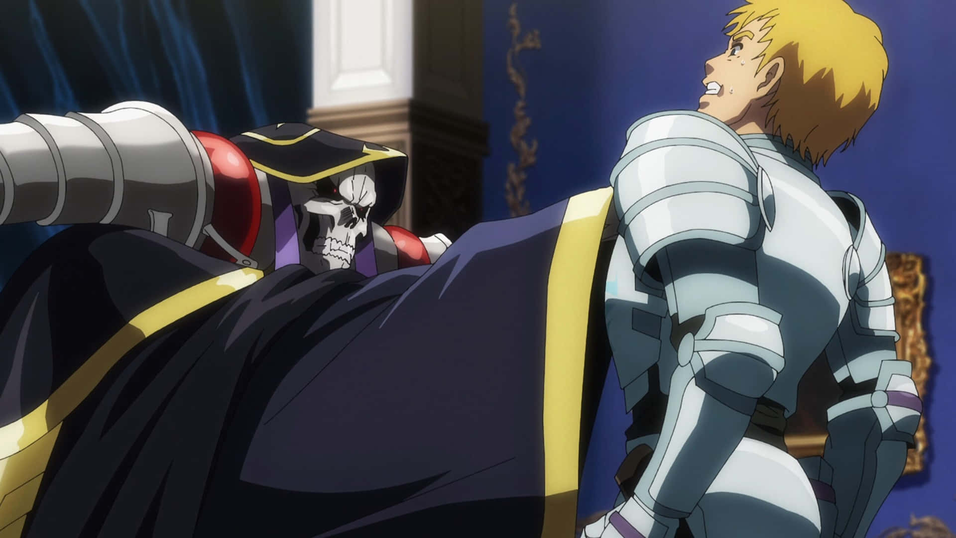Overlord Ainz Ooal Gown 對戰 Climb 圖片 壁紙 — 一位金髮騎士身穿銀色盔甲，在裝飾華麗的房間裡面對一個身穿深色金邊長袍的骷髏人物。