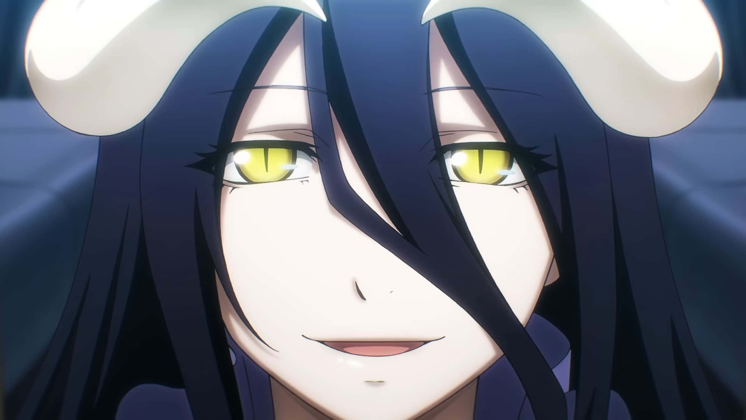 Overlord 阿爾貝多天使面容圖像 壁紙 — 動漫女孩特寫，黑髮、發光的黃色眼睛，戴著白色角。