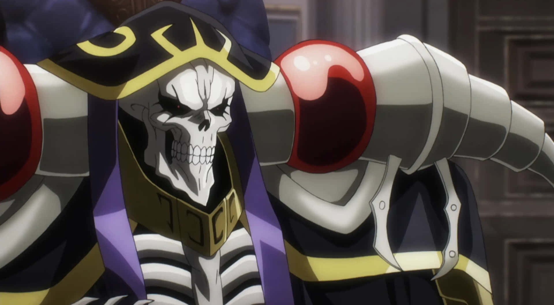 Overlord 主角圖 壁紙 — 一個威嚇性的動漫骷髏戰士，身穿華麗盔甲，帶有發光的紅色球體和紫色點綴，站在昏暗的環境中。