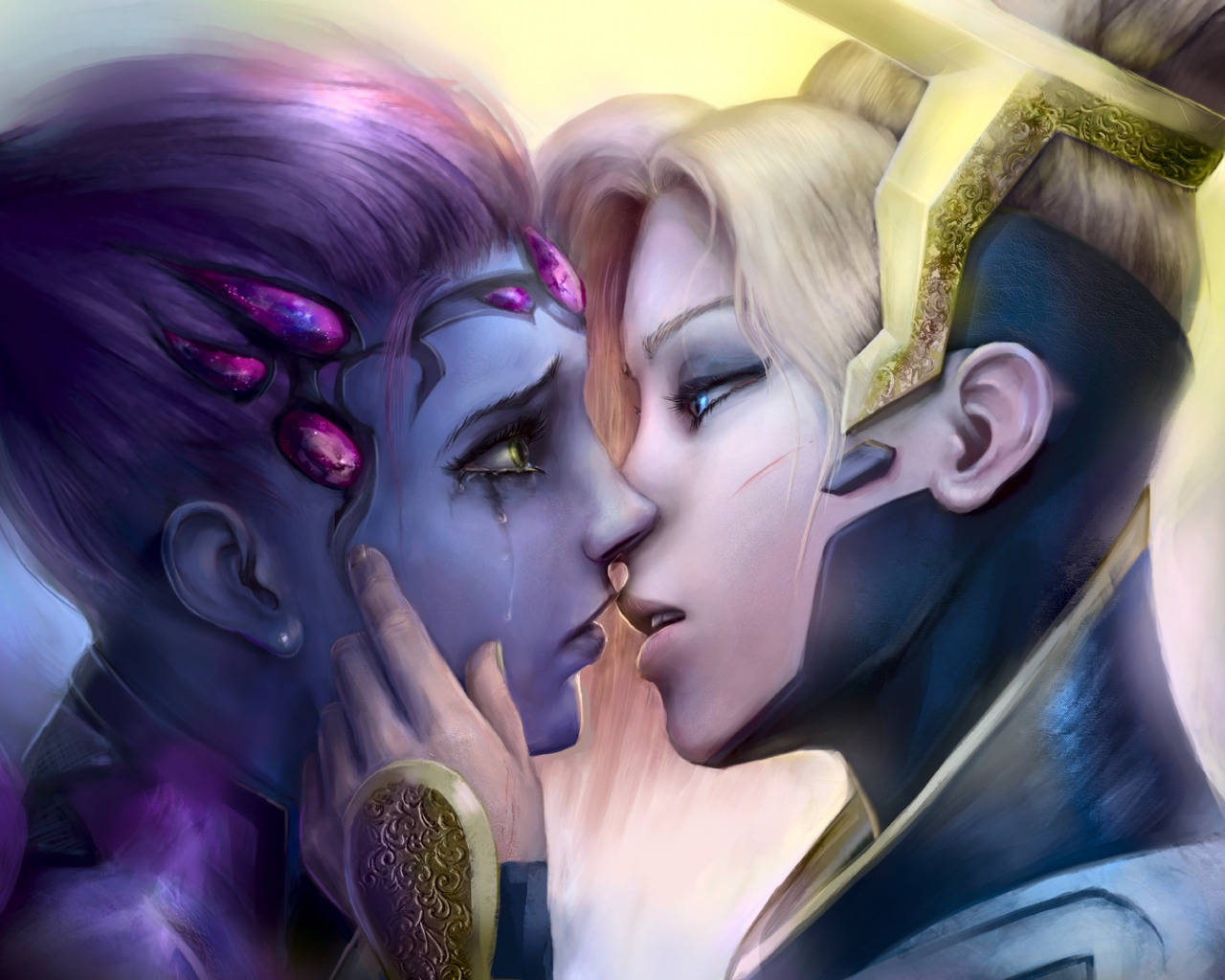 Overwatch 女角色親吻藝術 壁紙 — 兩個擁有發光眼睛和華麗盔甲的奇幻角色在柔和的金色光芒中分享親密時刻。