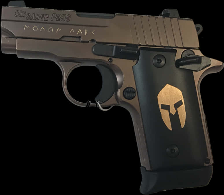 西格薩派克P238斯巴達手槍 壁紙 — 一把Sig Sauer P238手槍，黑色握把上帶有金色斯巴達頭盔標誌，背景為黑色。