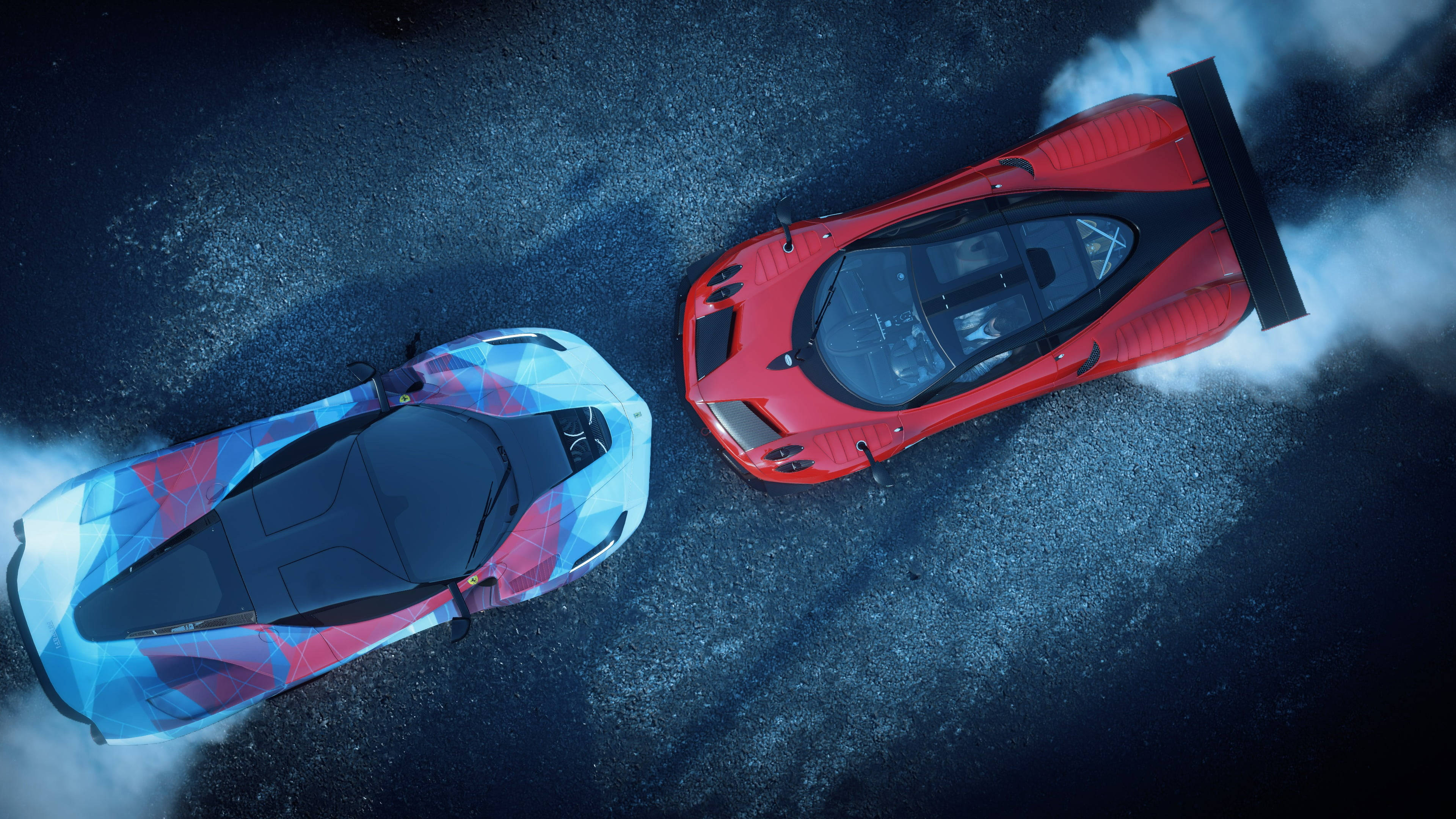 Pagani Huayra 對決 Ferrari LaFerrari 壁紙 — 兩輛超級跑車在黑暗的瀝青賽道上朝相反方向飄移，在戲劇性的燈光下揚起煙霧。
