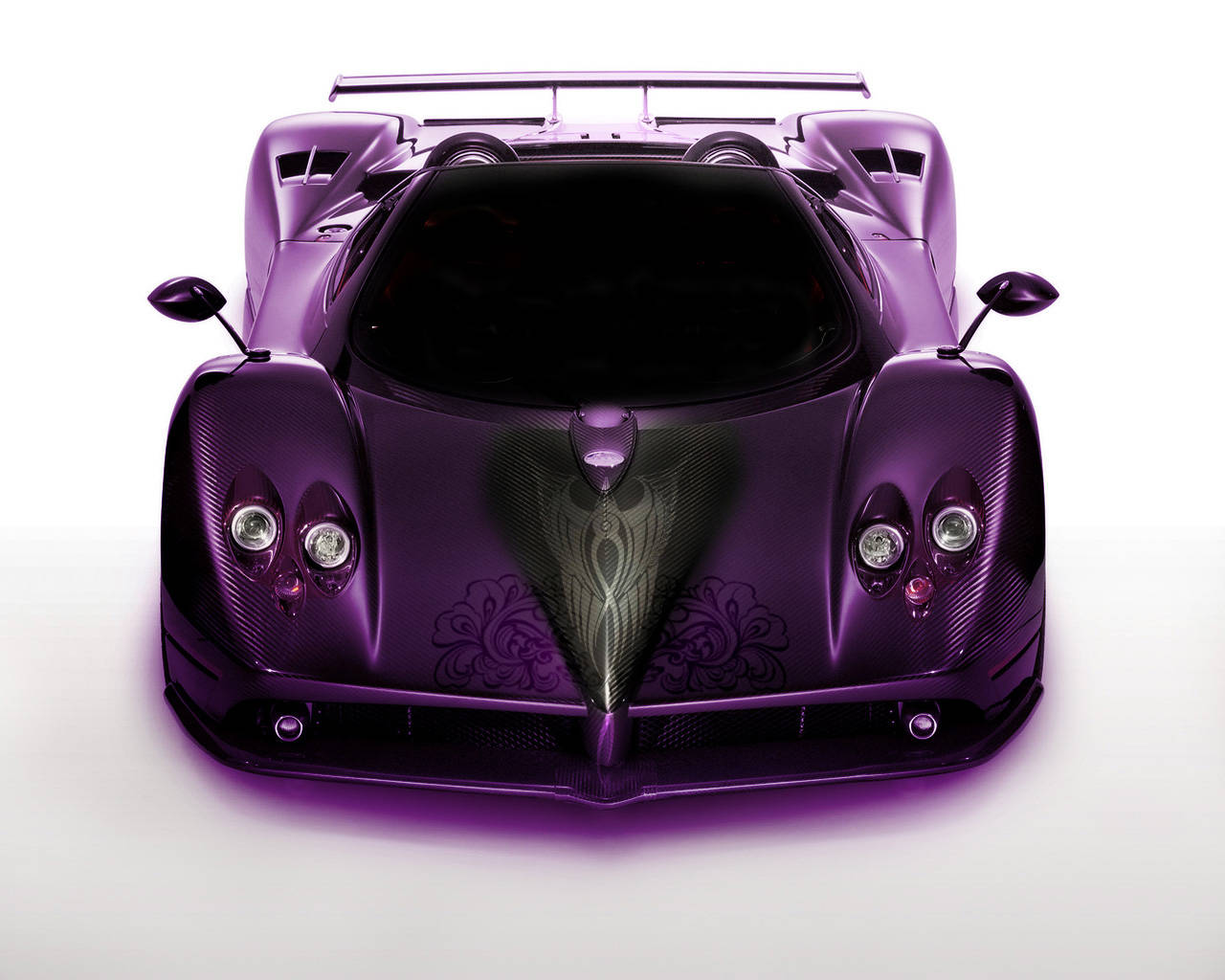 Pagani Zonda Aether 超跑 壁紙 — 一輛亮面紫色帕加尼超跑的前視圖，帶有複雜的碳纖維細節和華麗的格柵圖案。
