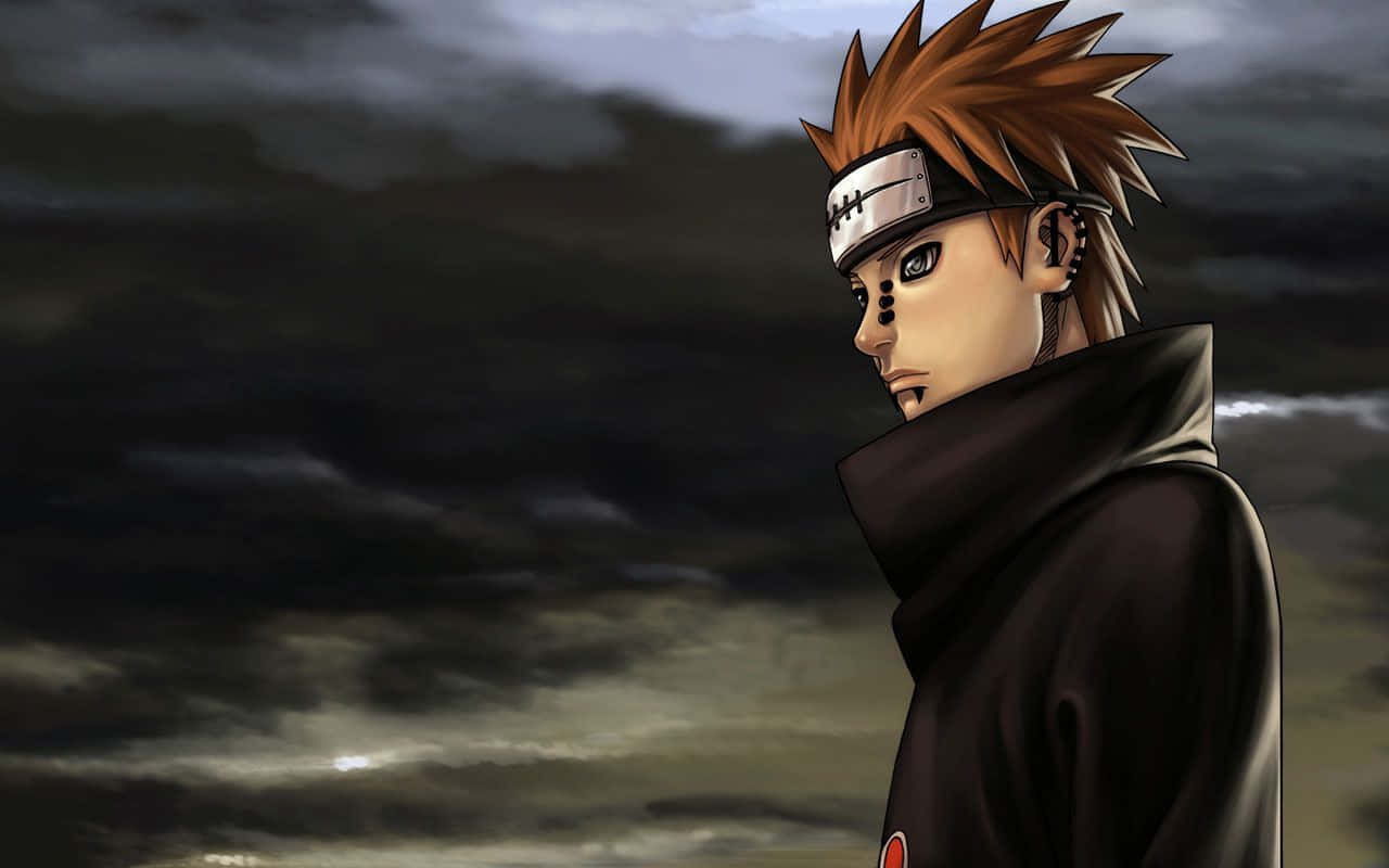 孤獨的 Pain Akatsuki 壁紙 — 一個刺蝟頭動漫角色穿著深色斗篷，在風暴灰暗的天空下莊嚴地站立。