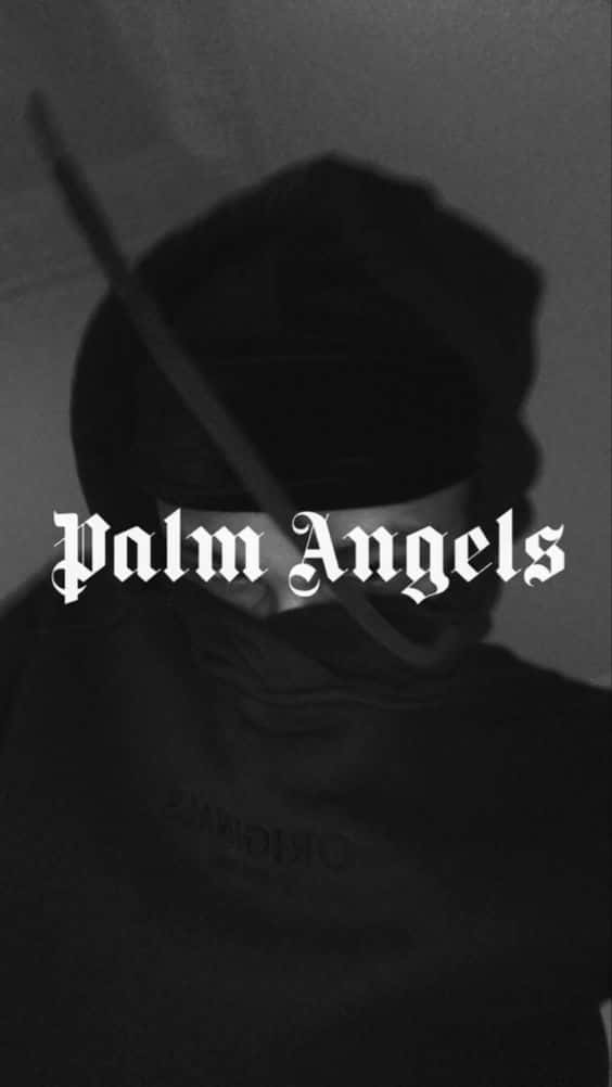 穿著深色連帽衫和口罩的人物，帶有Palm Angels文字疊加。