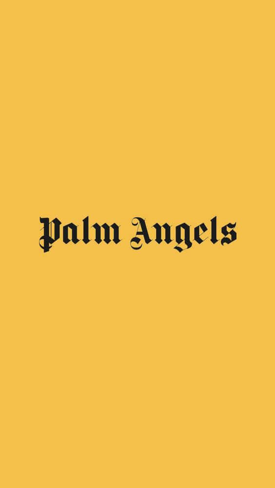 黃色背景上以黑色哥德字體顯示的 Palm Angels 標誌。