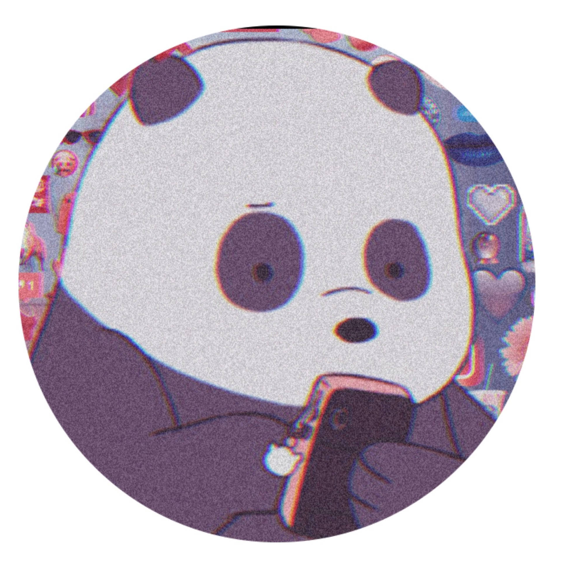 一隻卡通熊貓手持電話，帶有故障效果，周圍有心形貼紙。