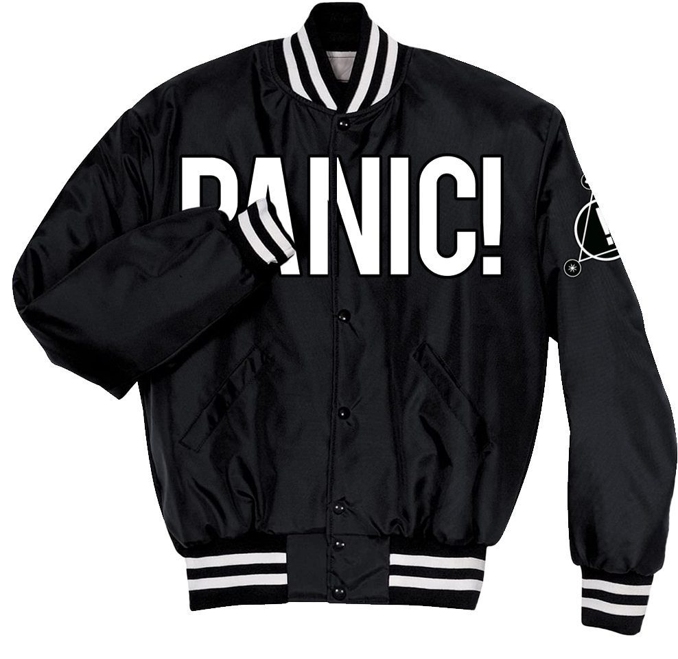黑色 Panic! 體育夾克 壁紙 — 黑色緞面棒球外套，胸前有粗體白色「PANIC!」字樣，領口、袖口和下擺有白色條紋點綴。