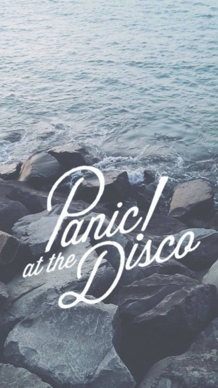 Panic! At The Disco 海岸風景 壁紙 — 海浪拍打黑色岩石，白色草書文字疊加顯示 Panic! at the Disco。