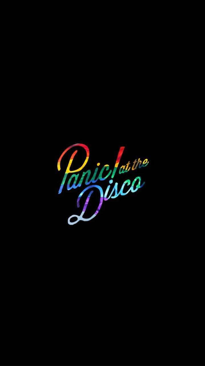 黑色背景上的 Panic! at the Disco 彩虹漸變標誌。