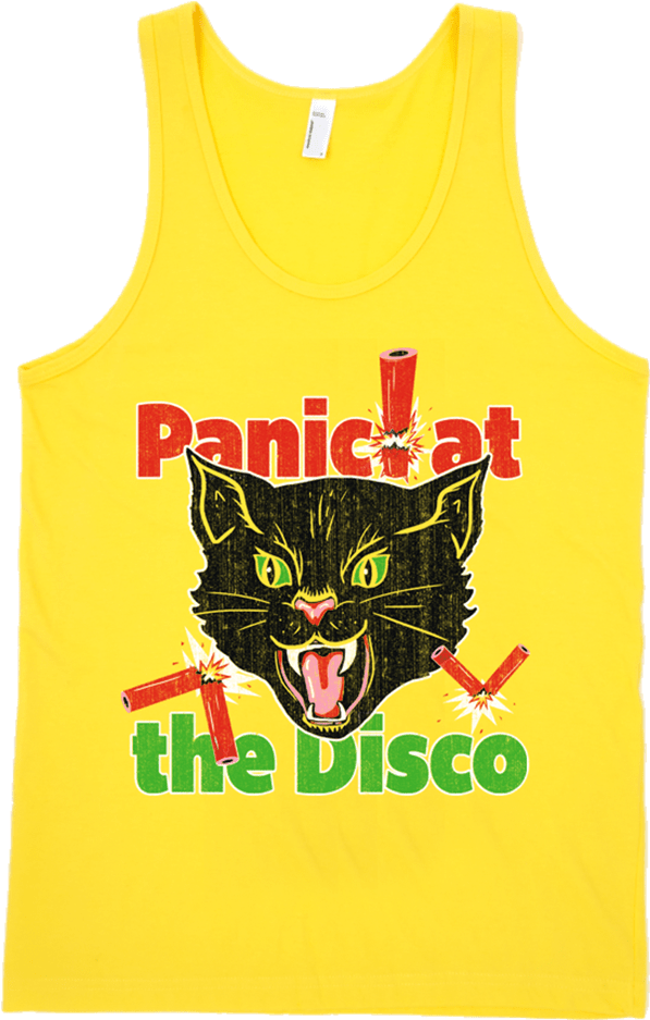 Panic! at the Disco 黃色背心 壁紙 — 一件亮黃色背心印有醒目圖案：一隻綠眼黑貓被紅色鞭炮環繞，並有紅綠色的文字「Panic! at the Disco」。
