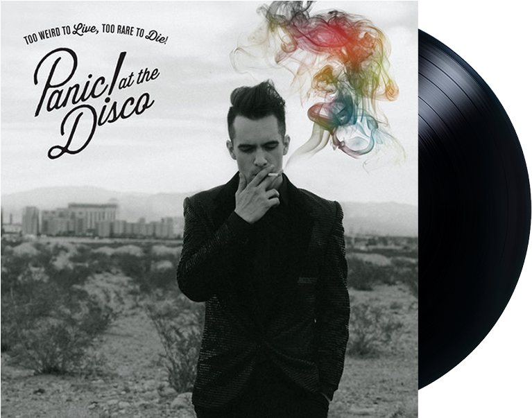 Panic! at the Disco 專輯封面 壁紙 — 一個穿著質感黑色外套的男人正在抽煙，彩虹色的煙霧在單色沙漠背景下升起，遠處有城市景觀，右邊有一張黑膠唱片。