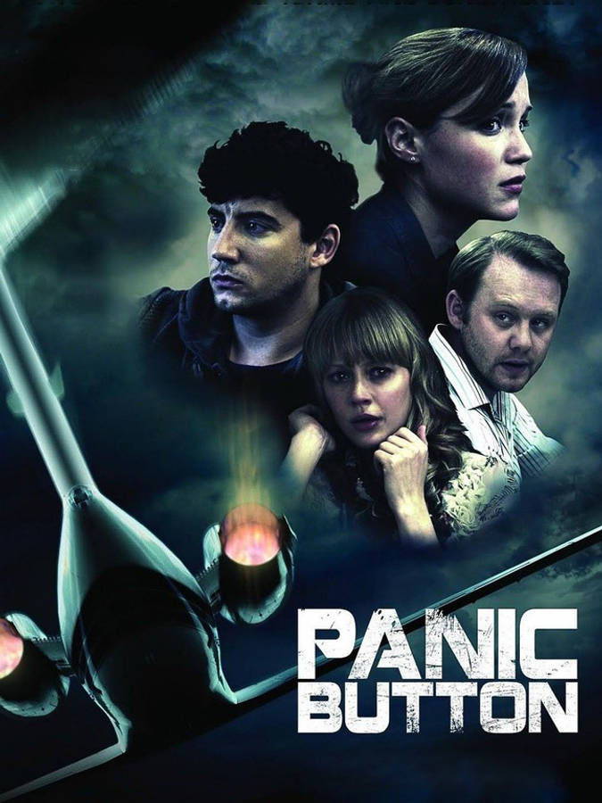 《Panic Button》電影海報 壁紙 — 四個驚恐的人抬頭凝視，一艘發光的外星飛船在暴風雨般的黑暗天空中威脅性地盤旋。
