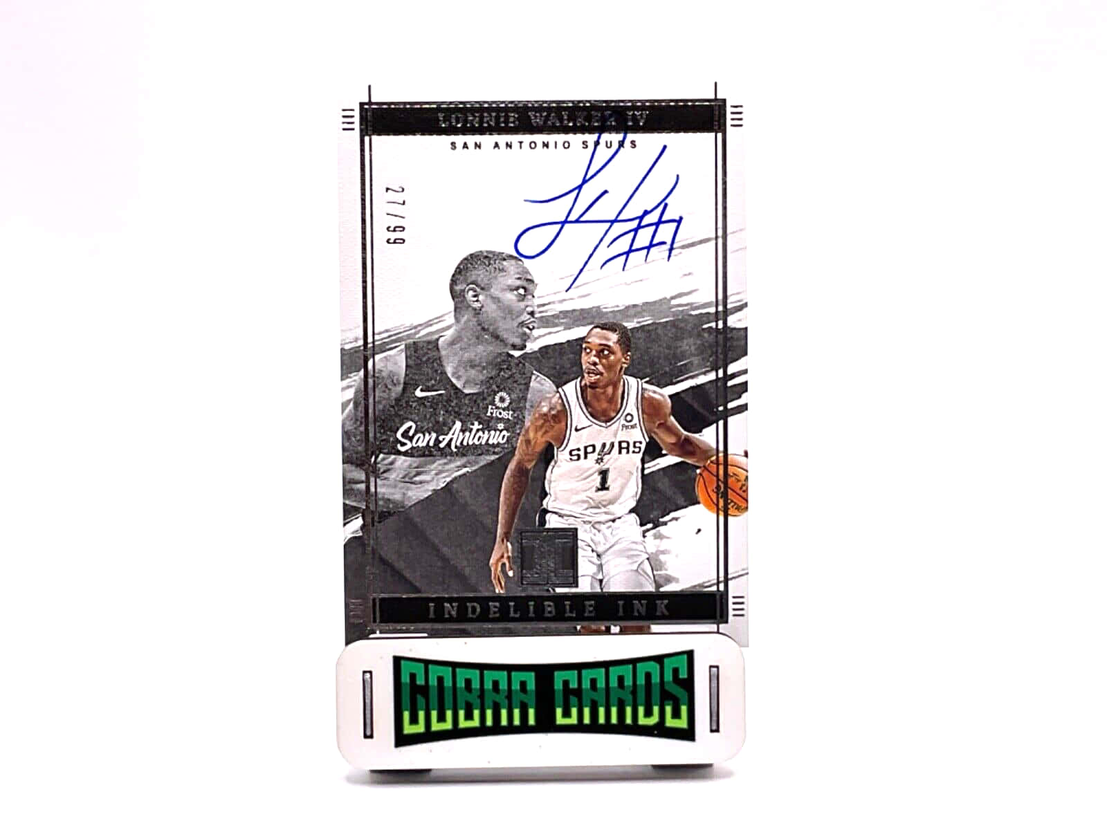 Panini Lonnie Walker IV 不褪色墨水收藏品 壁紙 — 一張由Donnie Walker IV簽名的聖安東尼奧馬刺籃球交易卡，展示動作姿勢，採用大膽的黑白設計和綠色'COBRA CARDS'品牌標誌。