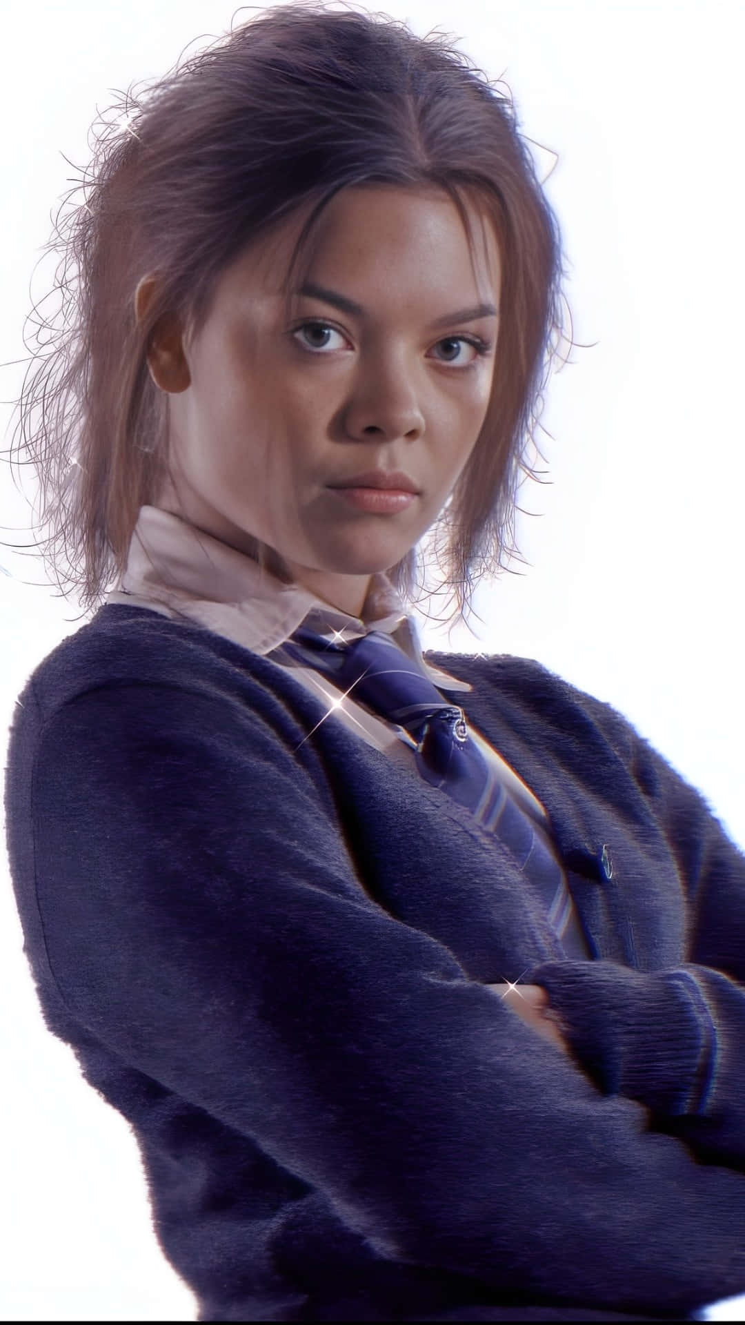 Pansy Parkinson 角色肖像 壁紙 — 一位穿著校服的年輕女性在明亮的白色背景前交叉雙臂站立，她強烈的目光傳達出挑釁。