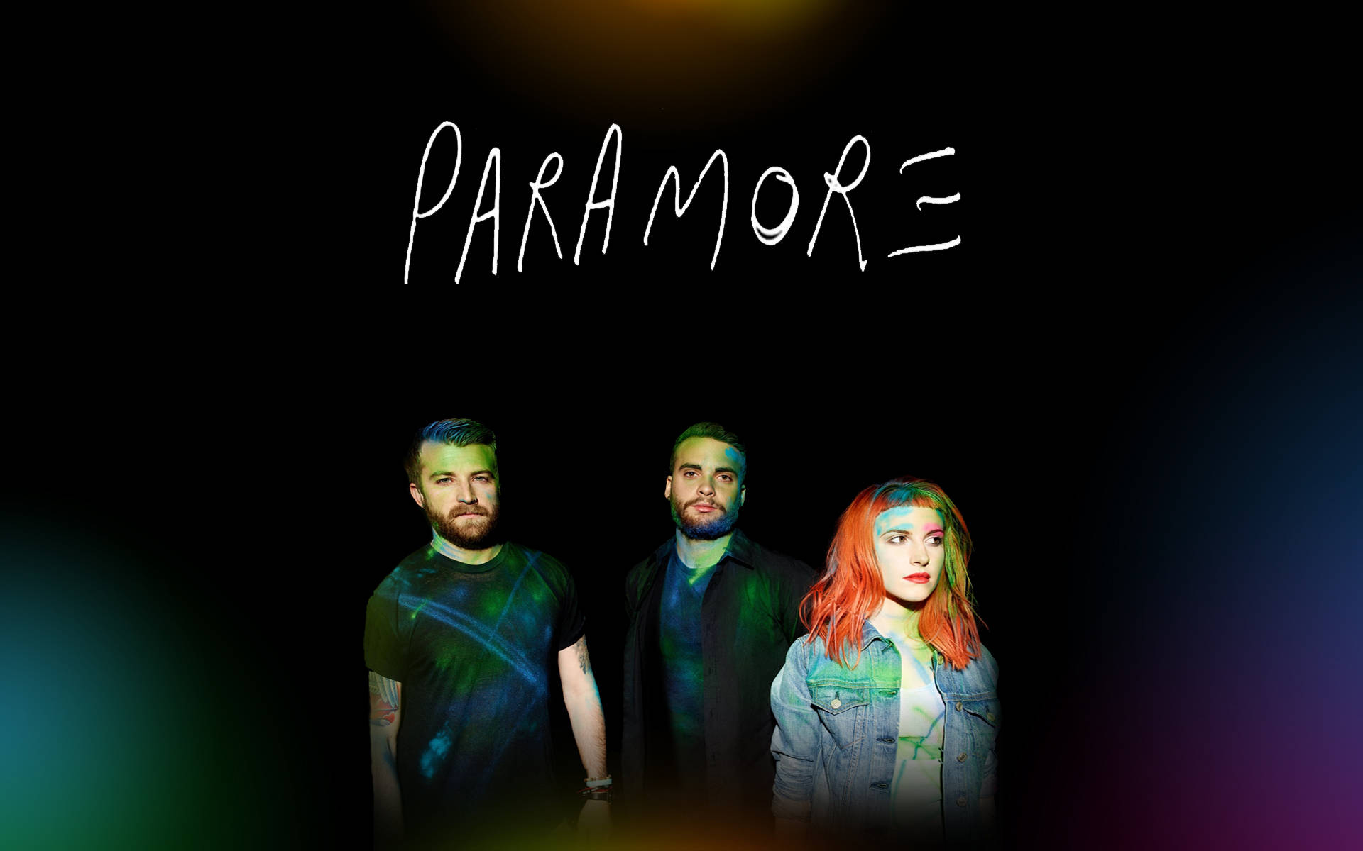 三位樂隊成員在深色背景上帶有發光霓虹效果和「PARAMORE」文字。