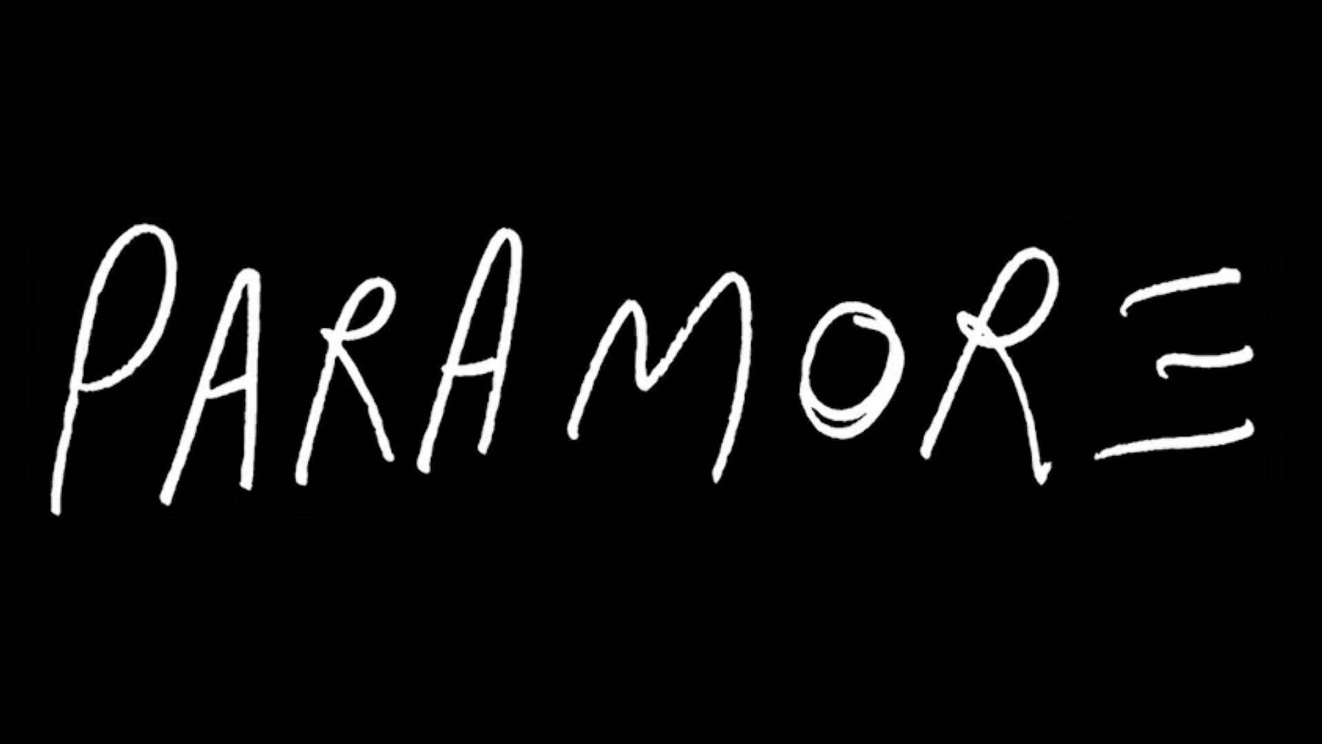 黑色背景上白色手寫文字寫住PARAMORE。