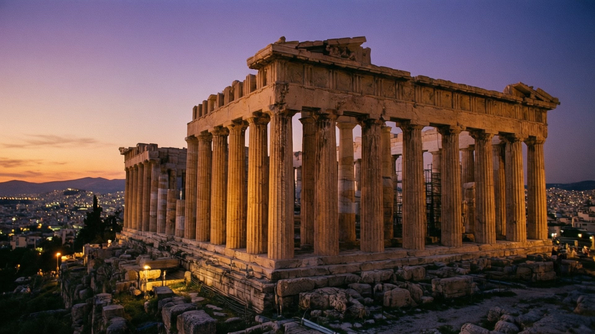 Parthenon at Dusk 壁紙 — 帕德嫩神廟在暮色中雄偉矗立，金色燈光照亮其圓柱，映襯著紫色和橙色的天空。