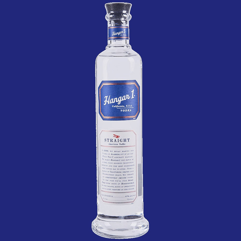 Passion Spirit Hangar 1 伏特加 壁紙 — 一個清晰的 Hangar 1 伏特加酒瓶，居中放置在純深藍色背景上，標籤細節清晰。
