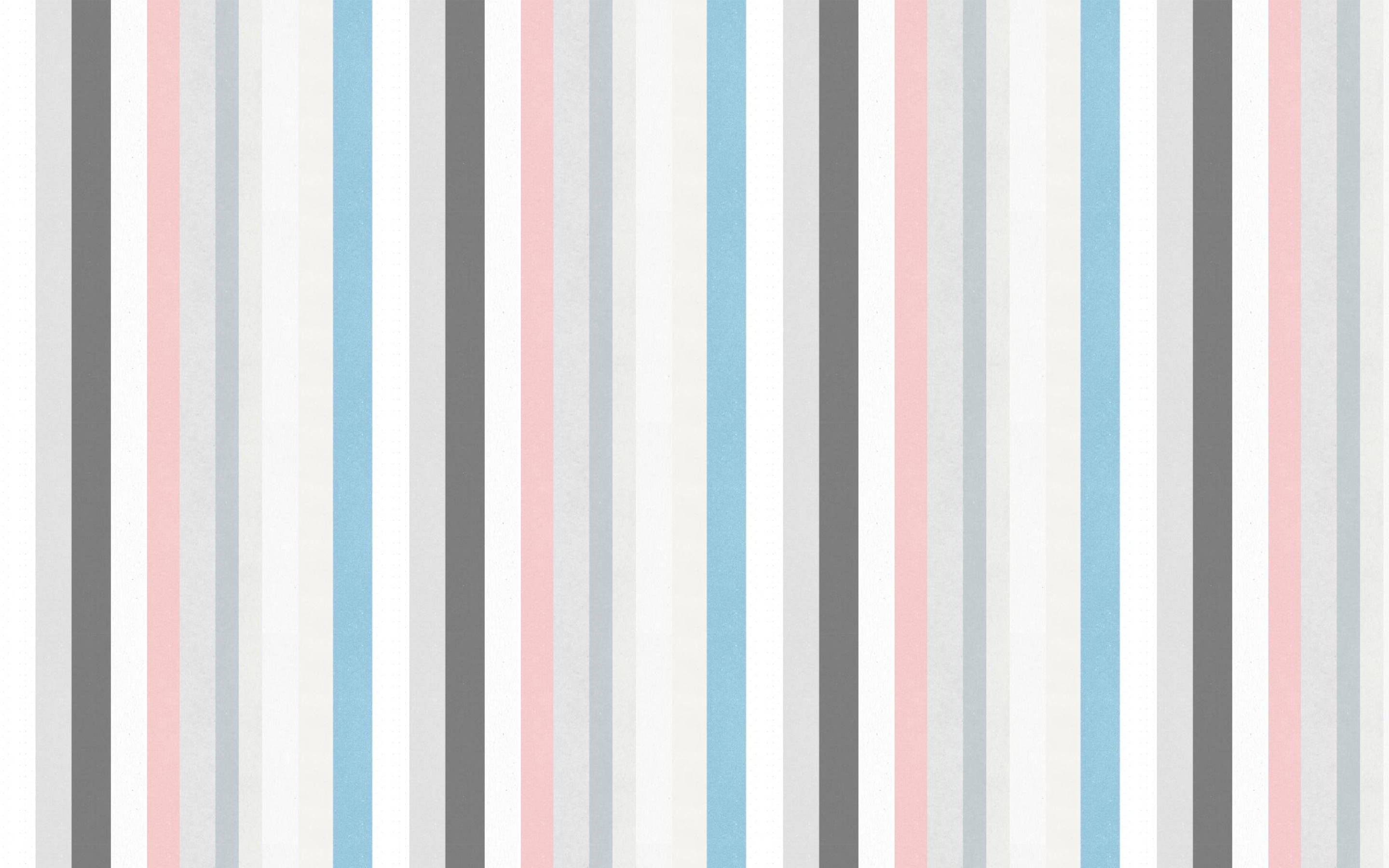 _pastel色調極簡線條設計 壁紙 — 柔和的粉紅色、淺藍色和灰色的垂直條紋在帶有紋理的牆紙表面上與白色交替。
