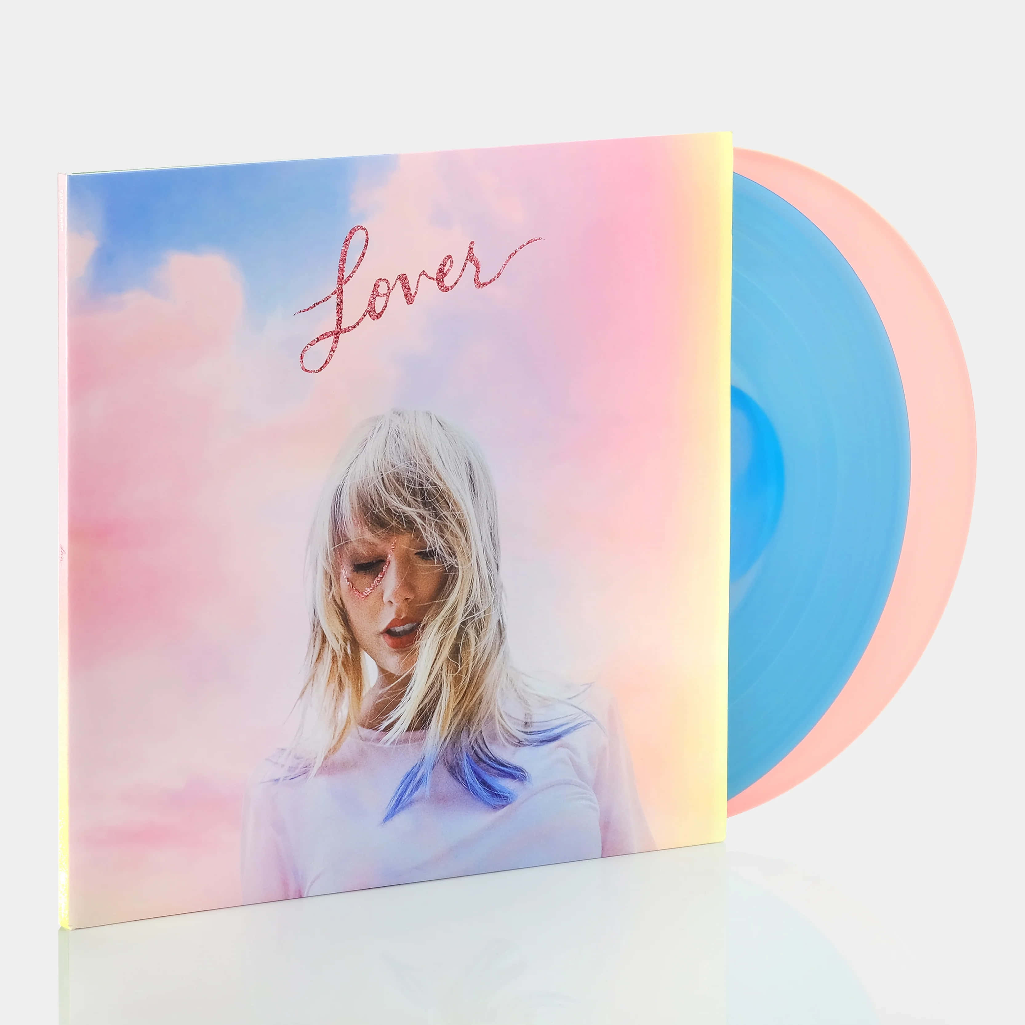 Taylor Swift Lover 桌布 壁紙 — 一張粉彩色調的黑膠唱片，採用藍粉漸變封套，上面有一位金髮女性，背景是夢幻的天空。