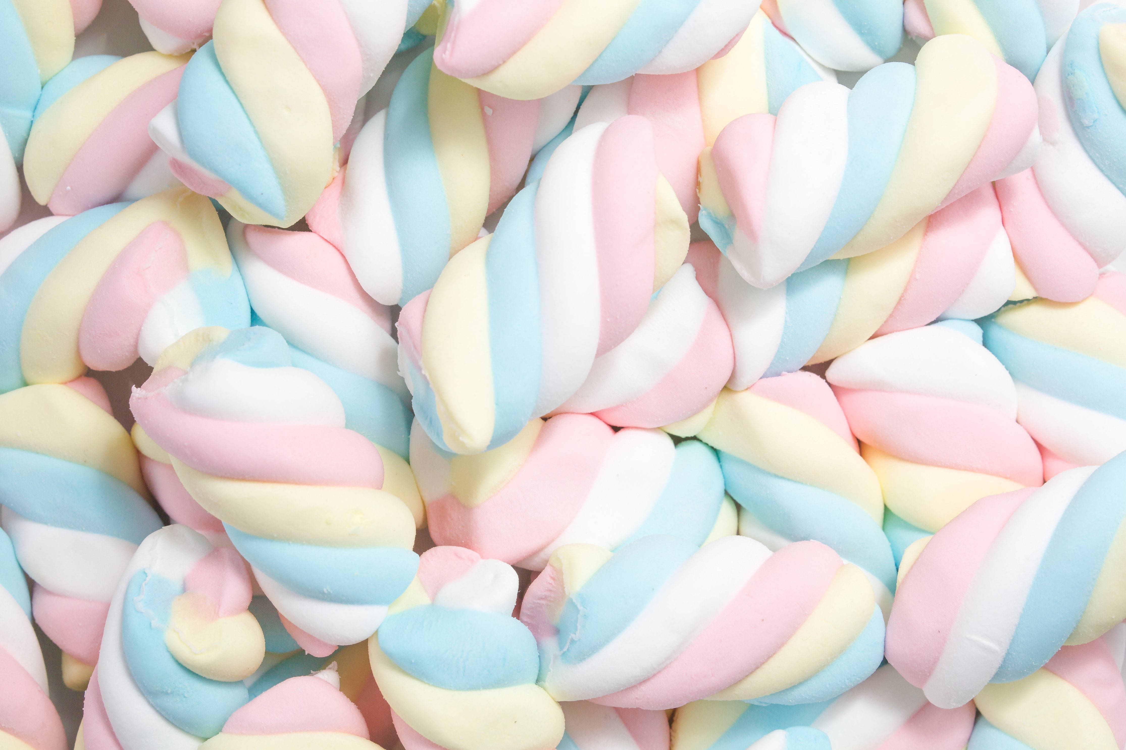 Pastel 風棉花糖 壁紙 — 柔軟粉紅、藍、黃、白色漩渦的粉彩扭紋棉花糖特寫。