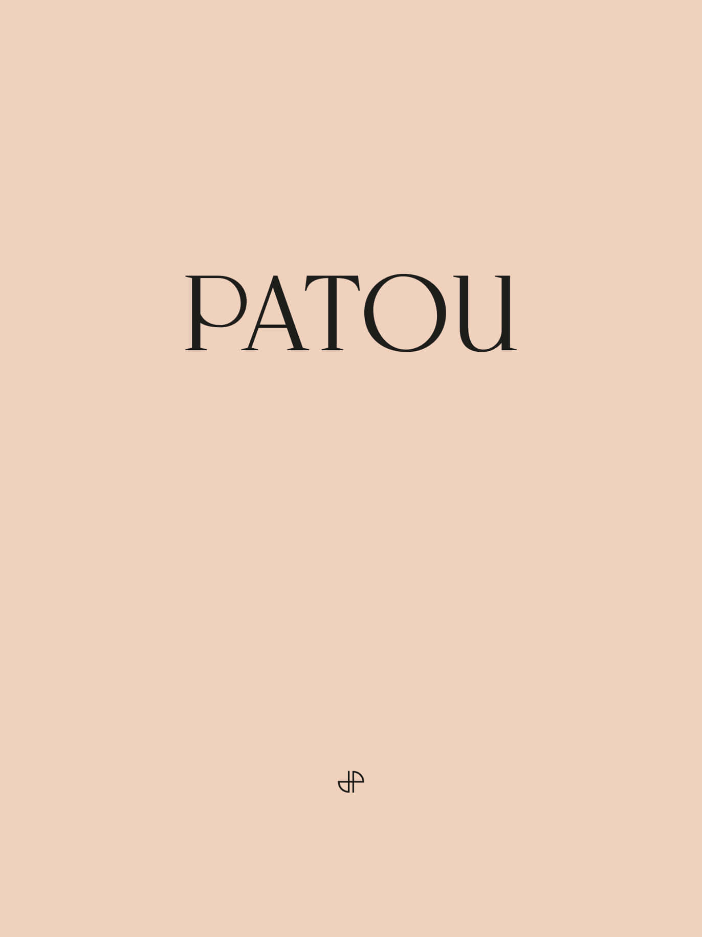 Pastel背景上的Patou字體標誌 壁紙 — 簡約米色背景，中央有粗體黑色「PATOU」文字，底部有小標誌。