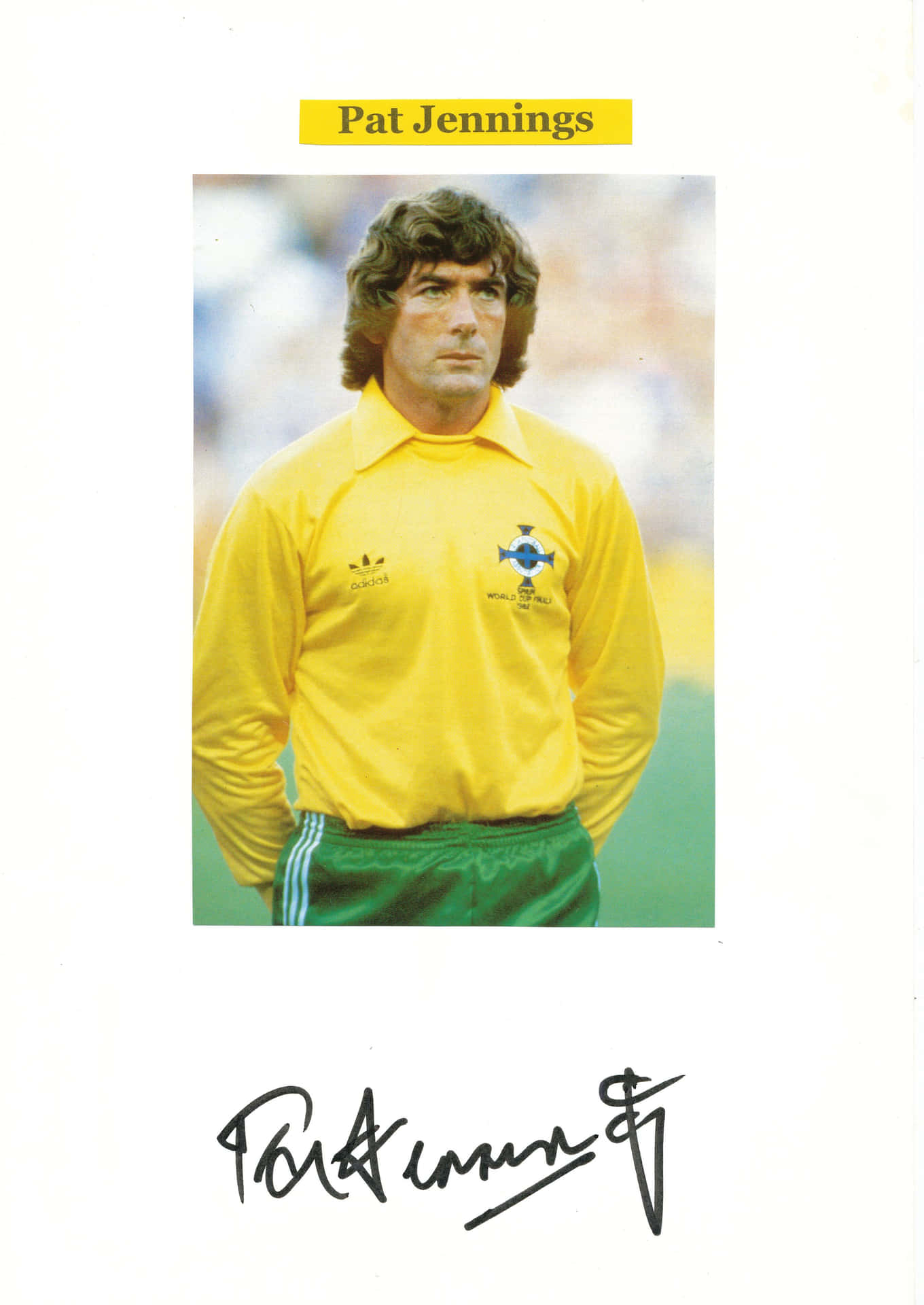 Pat Jennings 1986 年世界盃北愛爾蘭隊簽名照片卡 壁紙 — 足球員帕特·詹寧斯身穿黃色球衣和綠色短褲站在球場上的復古肖像。