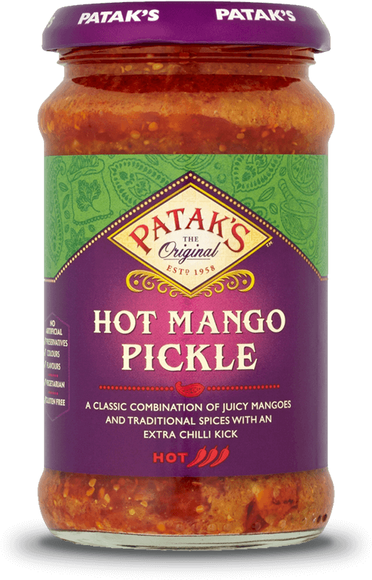 Patak's辣芒果酸菜罐頭 壁紙 — 一個玻璃罐裝的Patak's Hot Mango Pickle，內含鮮豔的紅橙色內容物，帶有紫綠色標籤，背景為黑色。
