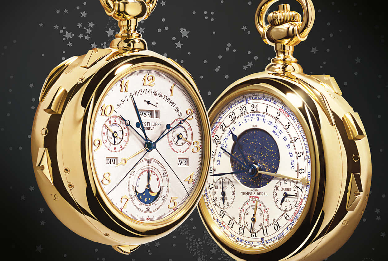 尊貴與宏偉 — Patek Philippe 89機芯懷錶 壁紙 — 兩隻華麗的金色懷錶，帶有複雜的錶盤，在星空黑暗背景下顯示天體和日曆功能。